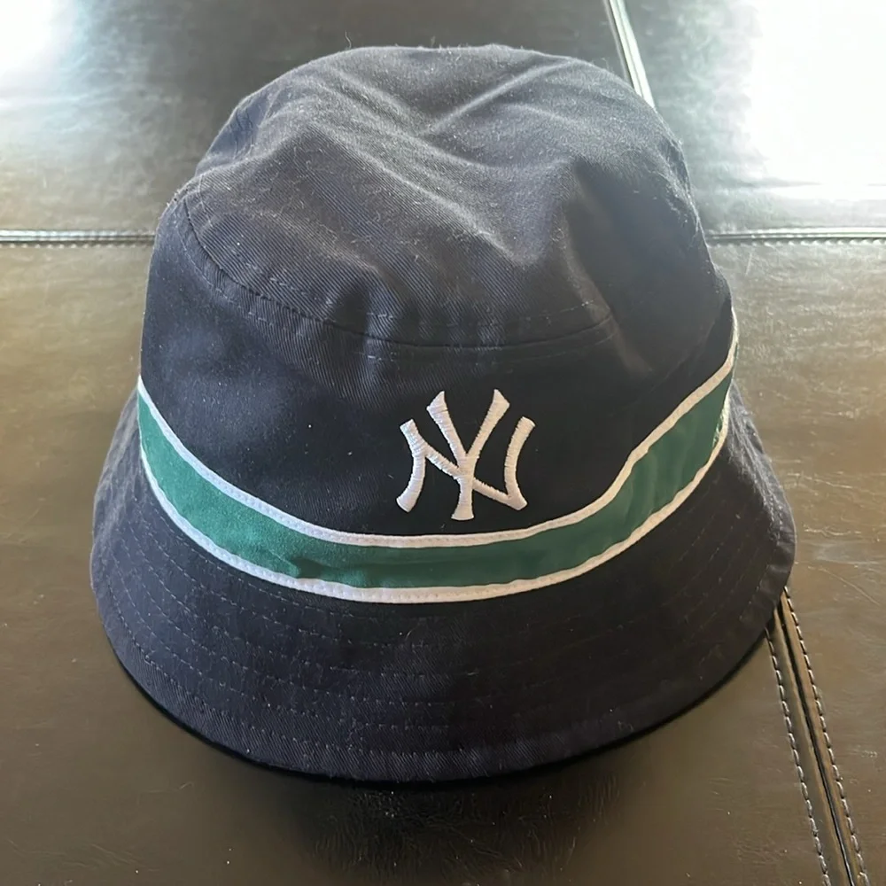 Yankee Reversible Golf Bucket Hat - Picture 2 of 3